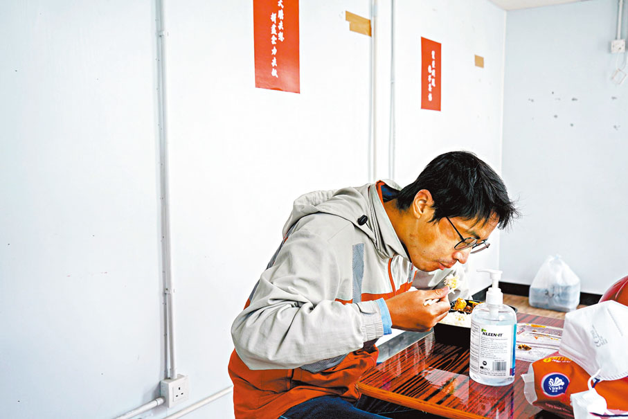 ◆李易峰在工作間隙匆匆解決午餐，面上同樣有太陽曬過的口罩印。