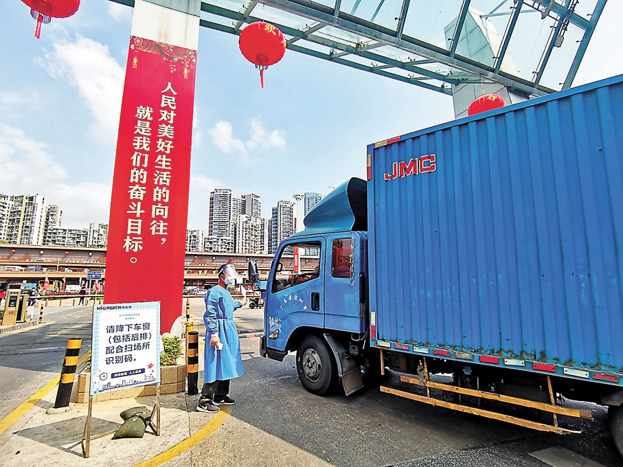 ◆深圳福田農批市場貨物進出如常。香港文匯報記者郭若溪  攝