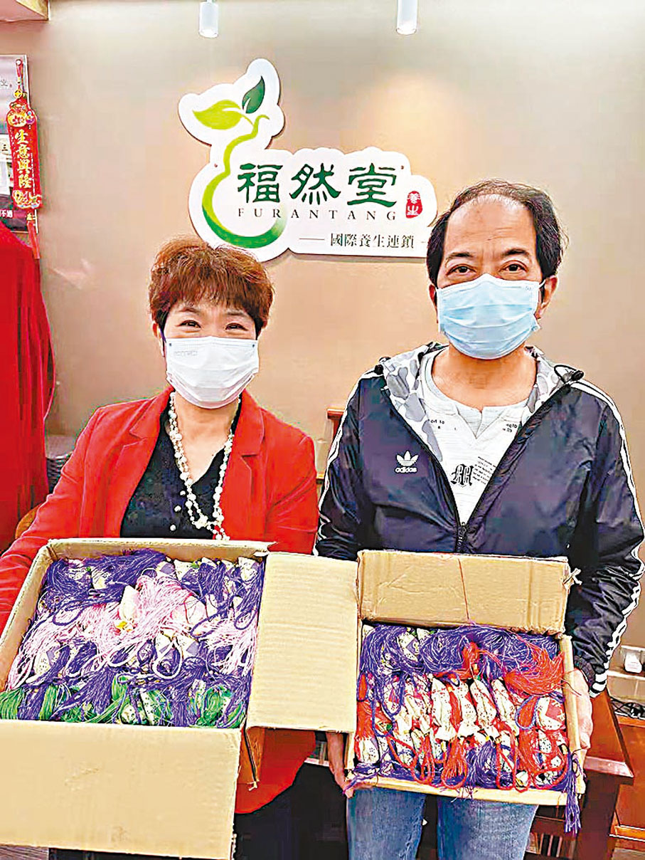 ◆福然堂老闆伍艷玲（左）送贈千年古方香囊予鄉親。