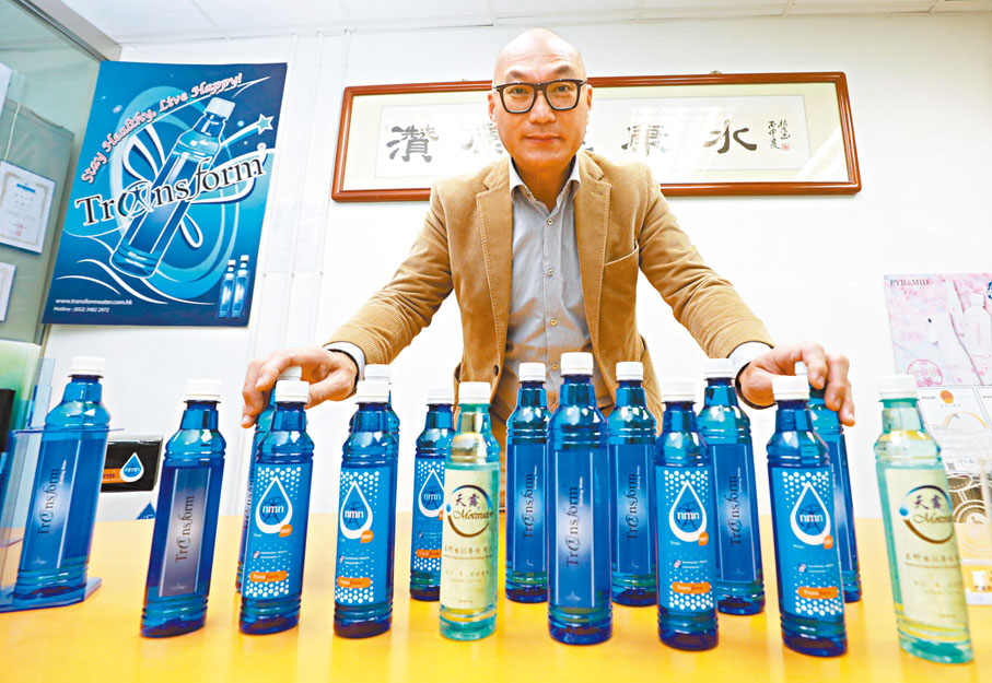 ◆ 駱建民指為了方便女兒可以隨時飲用到鹼性水，將廠房由馬來西亞搬至香港。