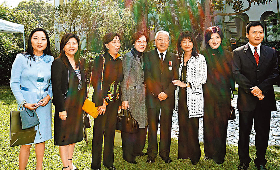 ◆2005年,蔣震太太和六位子女祝賀蔣震(右四)獲授大紫荊勳章。 資料圖片
