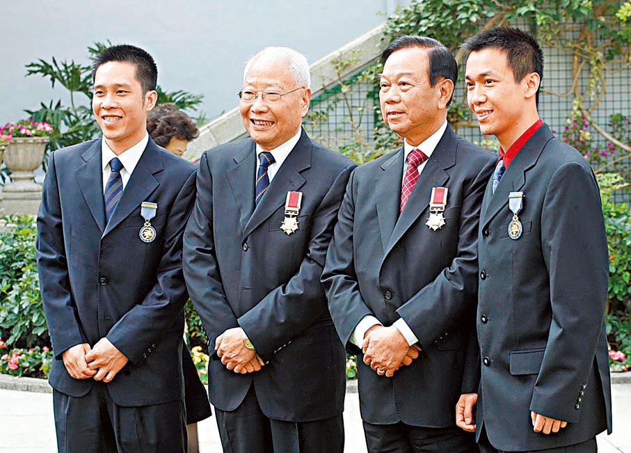 ◆2005年,蔣震(左二)在授勳典禮與李靜、劉皇發及高禮澤合影。 資料圖片