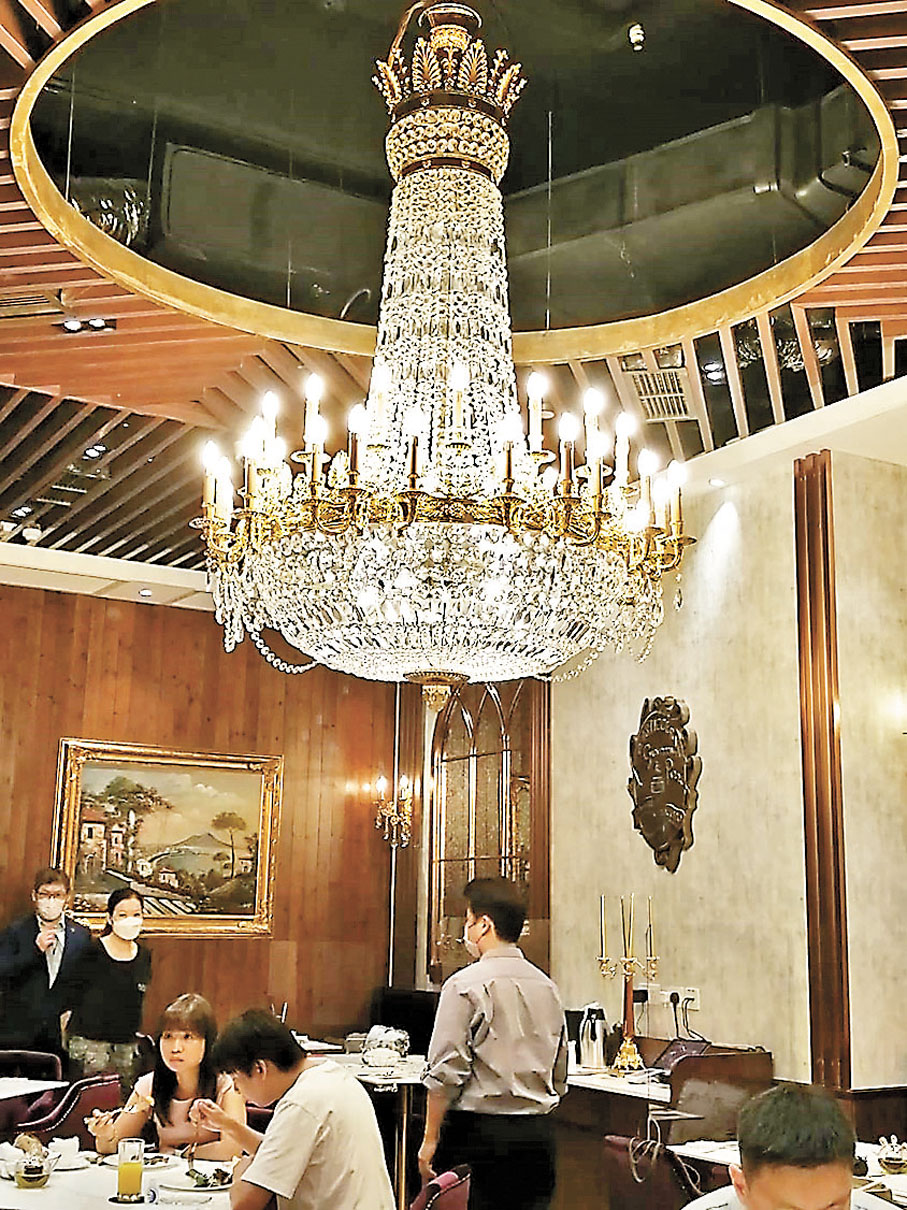 ◆中央高懸24K金的巨型復古水晶吊燈