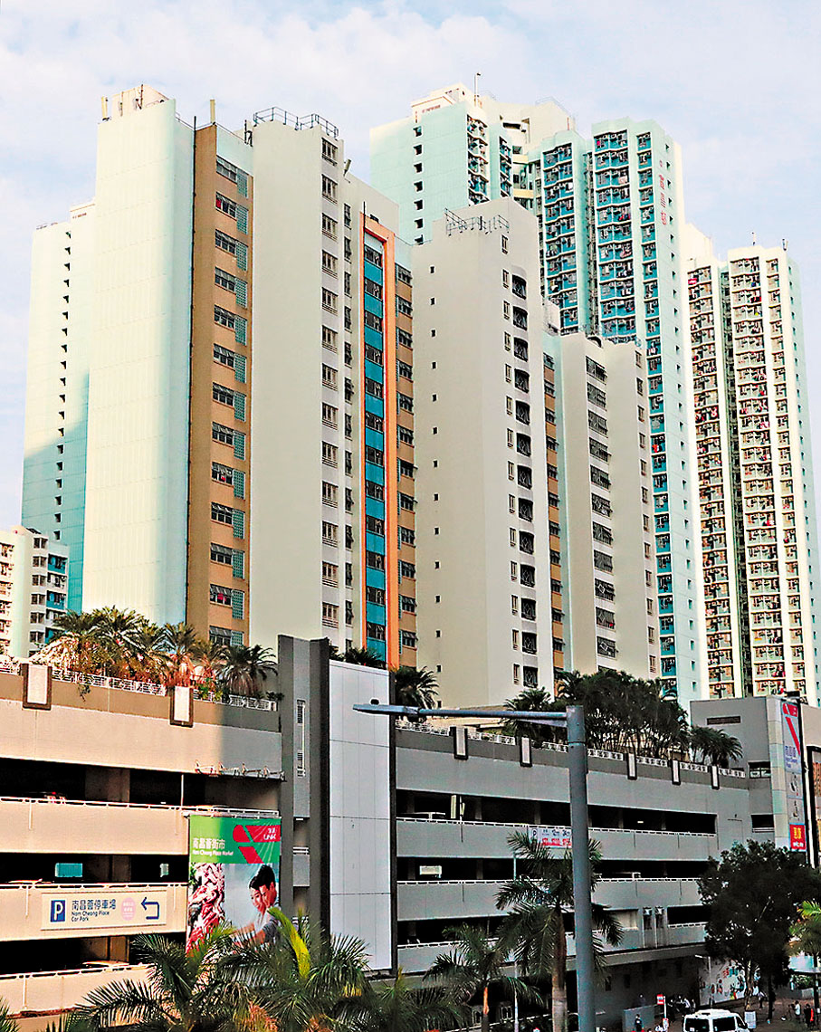 ◆深水埗富昌邨富凱樓及富怡樓昨天下午圍封強檢，全部檢測都在屋邨平台上進行。 香港文匯報記者  攝