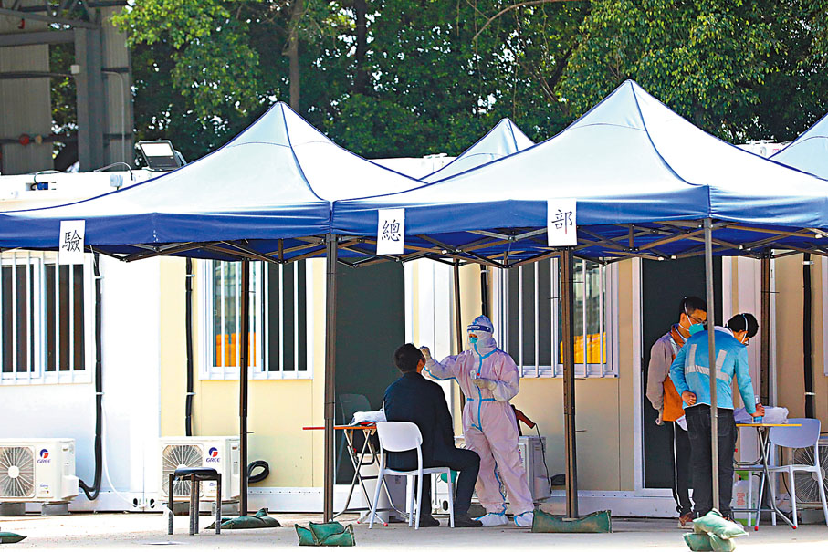 ◆ 工作人員為市民進行採樣檢測。 香港文匯報記者  攝