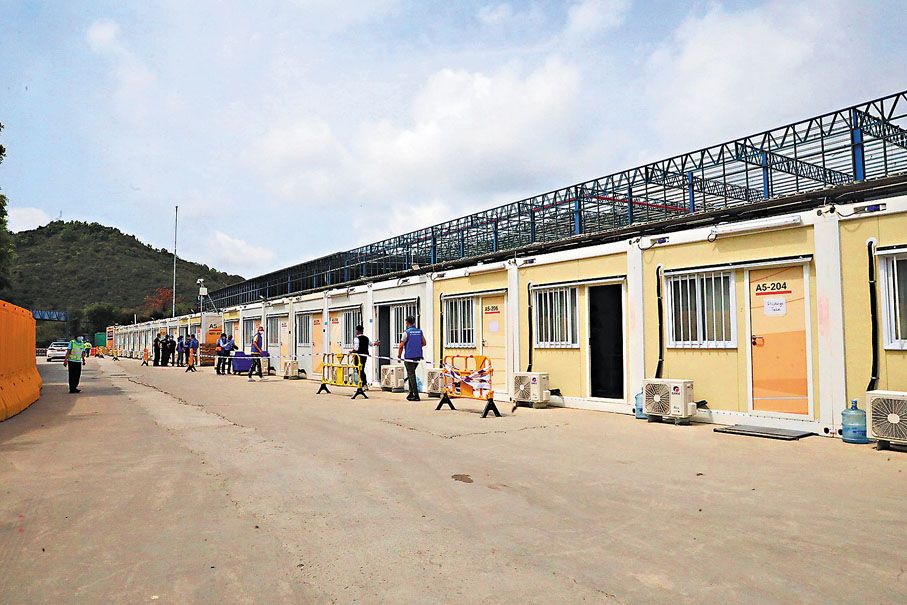 ◆ 工作人員積極準備，為入住市民布置舒適環境。 香港文匯報記者  攝