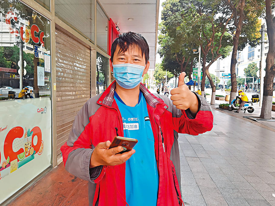 ◆外賣小哥溫東平點讚驛站安排。 香港文匯報記者郭若溪  攝
