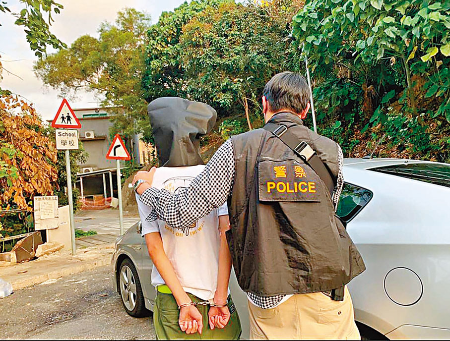 ◆警方昨日在錦田上村新村，拘捕涉嫌破壞皇后山邨隔離營設施的27歲男侍應（左）。