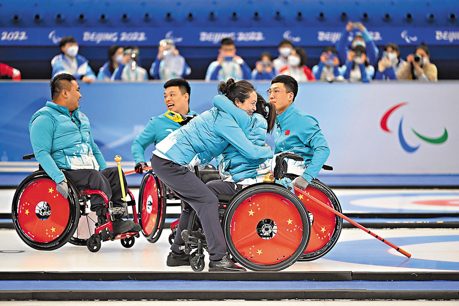 ◆岳清爽（右三）在12日的比賽後擁抱隊員慶祝。 中新社