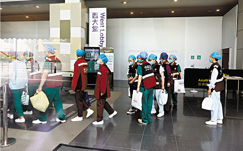 ◆援港內地醫療隊實地了解亞博社區治療設施，為參與照顧、治療染疫患者作好準備。 資料圖片