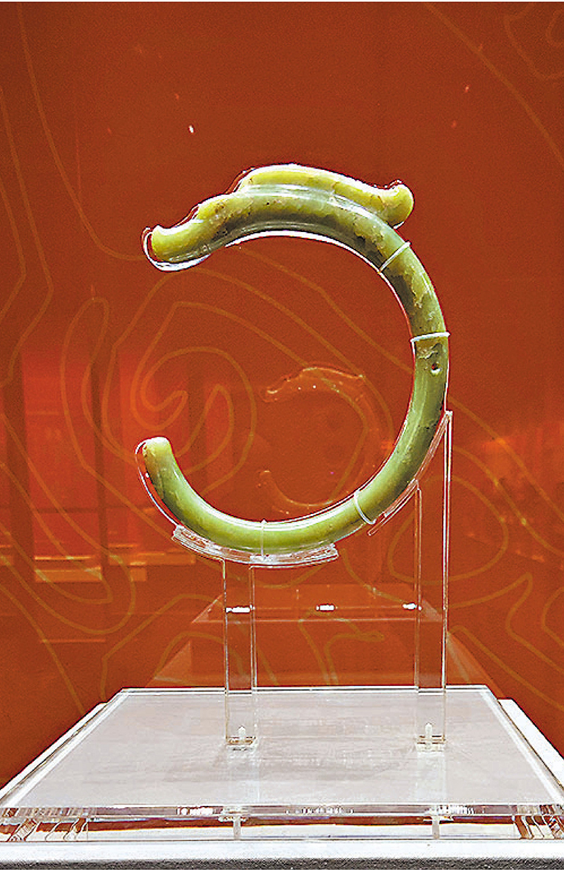 ◆玉龍，新石器時代紅山文化，故宮博物院藏。