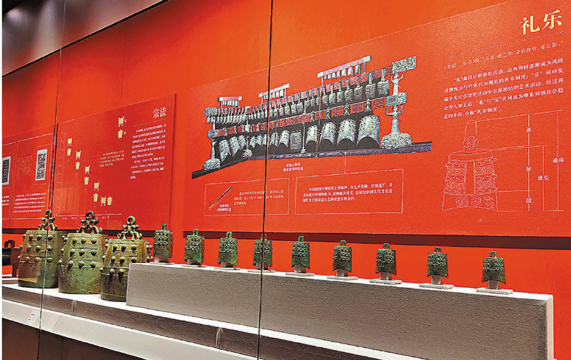 ◆蟠螭紋編鐘，戰國，故宮博物院藏。