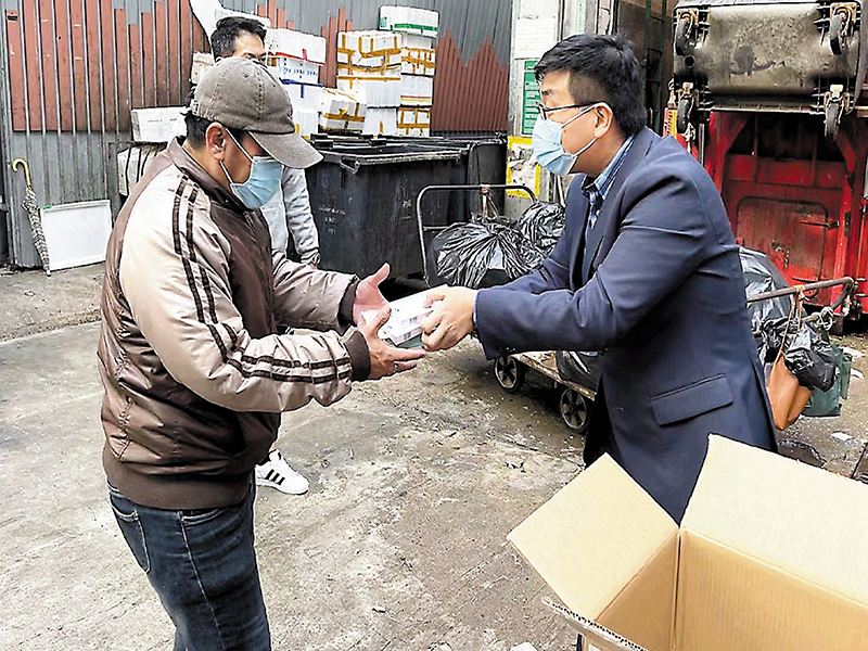 ◆李浩然向前線清潔工派發快速檢測包和抗疫包 。  Fb圖片