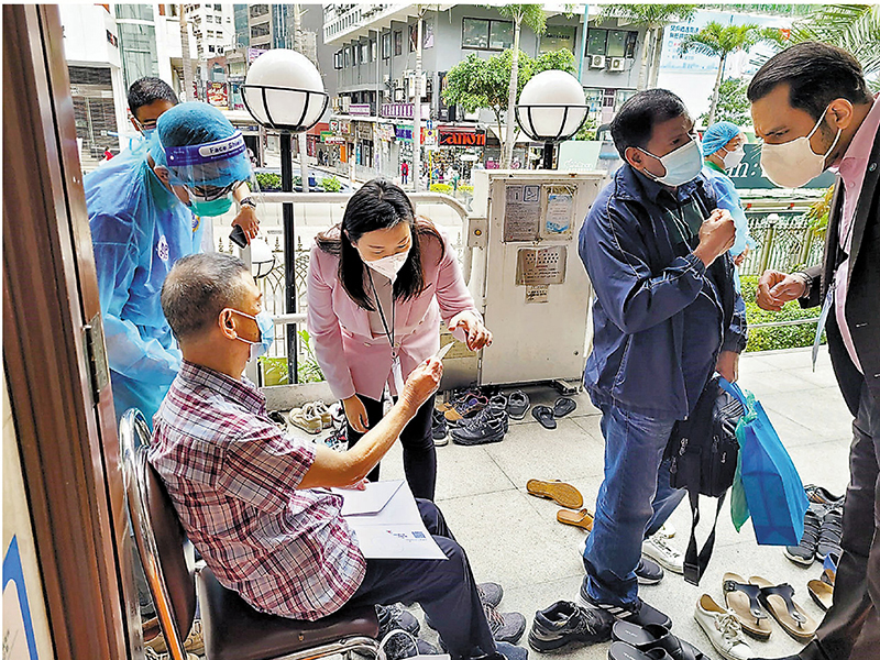 ◆林琳（中）在九龍清真寺協助疫苗接種服務 。  受訪者供圖