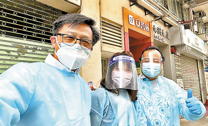 ◆何君堯（左）、江玉歡（中）等到護老院支持義工行動。  Fb圖片