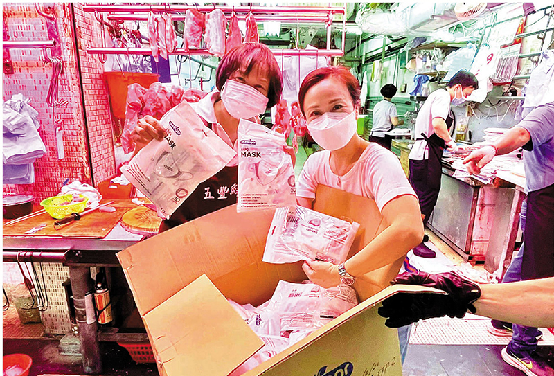 ◆陳凱欣（前排右）向街市檔主提供物資支援 。  Fb圖片