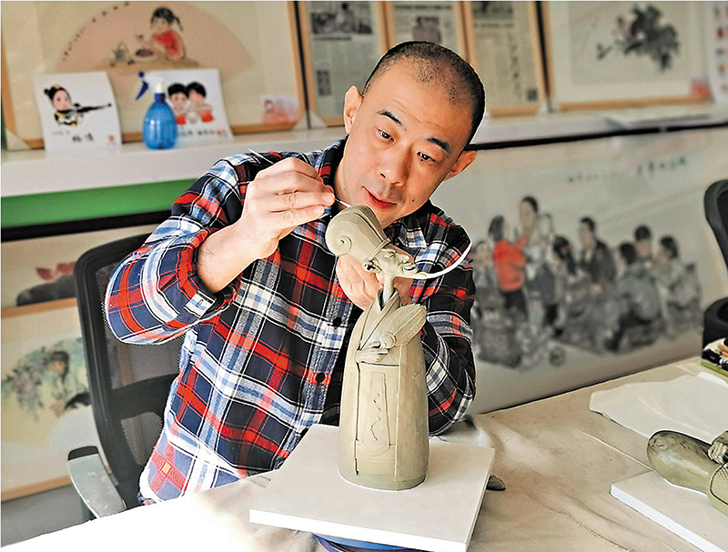 ◆林開開在製作漫塑《孔明》。    香港文匯報記者殷江宏  攝