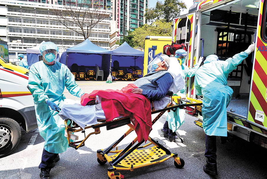 ◆伊利沙伯醫院轉作定點救治醫院後，可集中人手及資源照顧新冠病人。圖為感染新冠長者送院。資料圖片