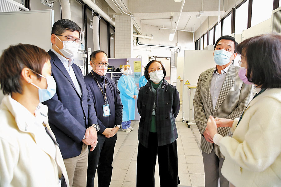 ◆陳肇始（右三）視察位於瑪嘉烈醫院的醫管局傳染病中心。資料圖片