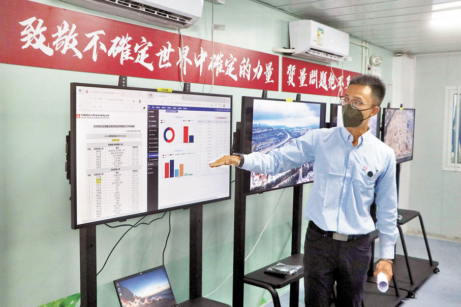 ◆李思成講解維修保養的管理系統。香港文匯報記者  攝