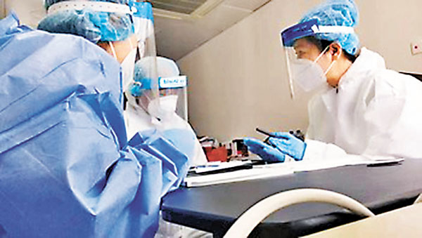 ◆駱小鸞（右一）與核心義工在落區前，召開區內抗疫工作部署會。