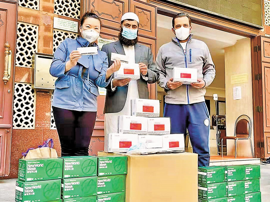 ◆林琳（左）送出清真食品給穆斯林隔離人士。