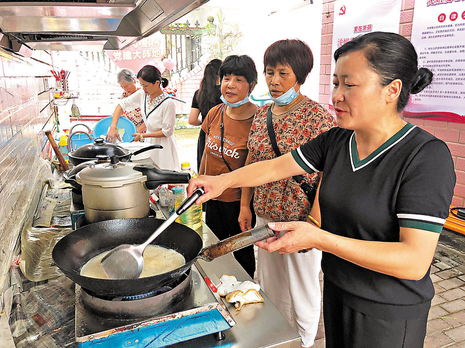 ◆沈香㜭常常幫患者家屬炒菜做飯。受訪者供圖