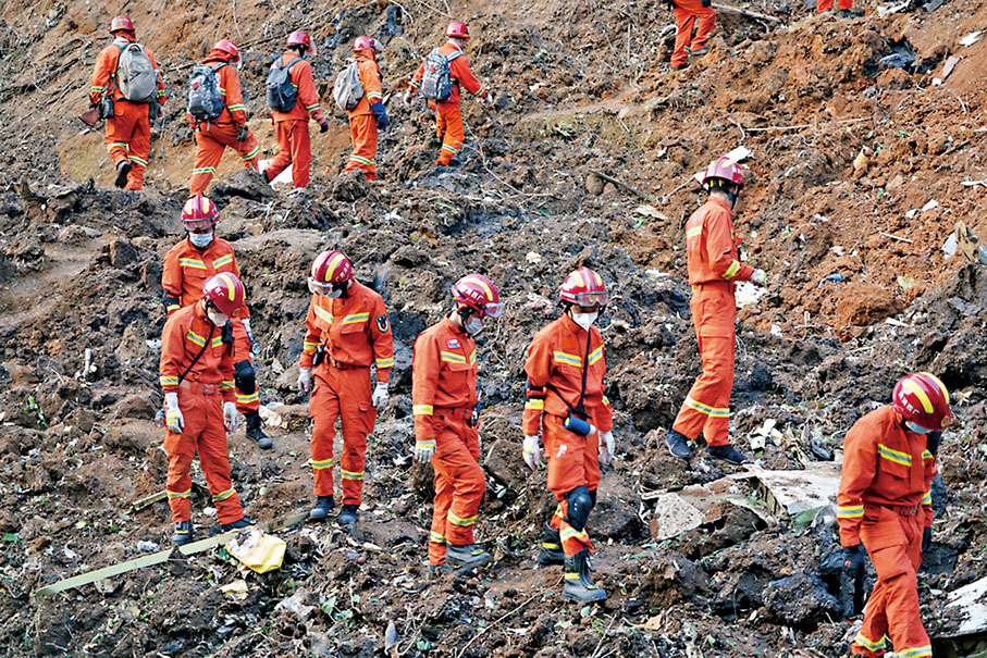 ◆ 救援人員在梧州藤縣垠南鎮莫埌村附近的墜機現場進行搜救。 中新社