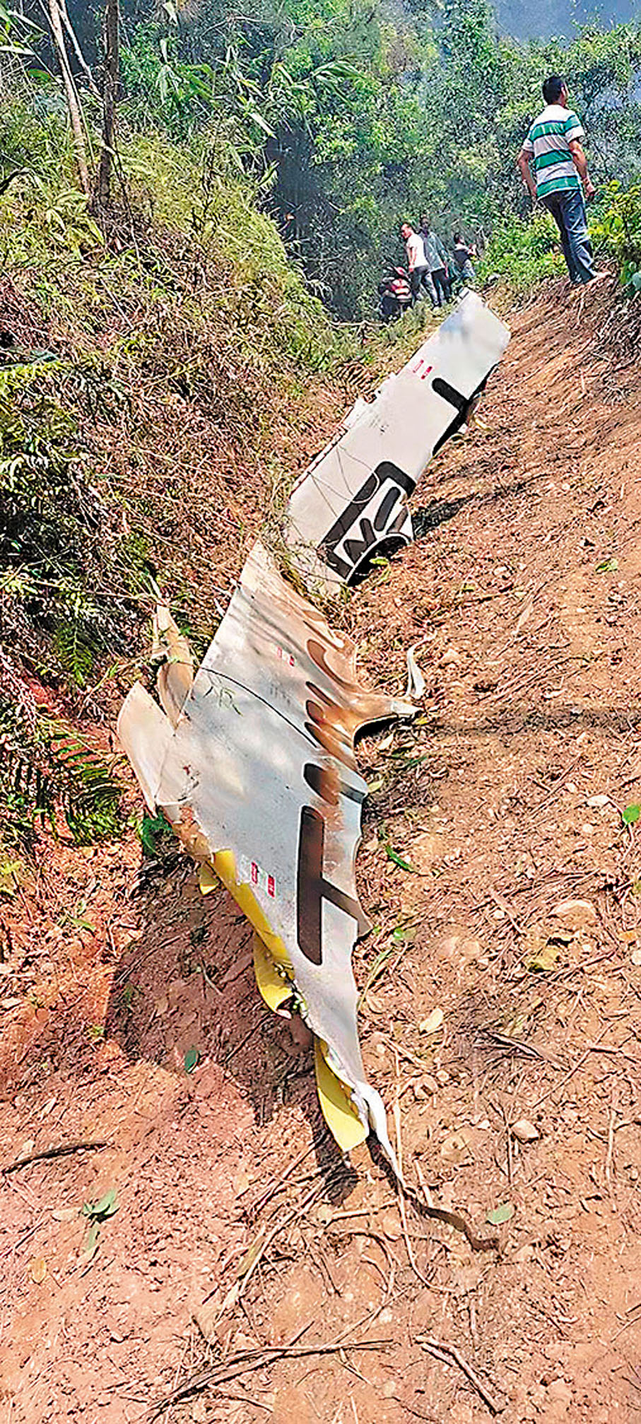 ◆ 散落在墜機現場附近的飛機殘骸。     中新社