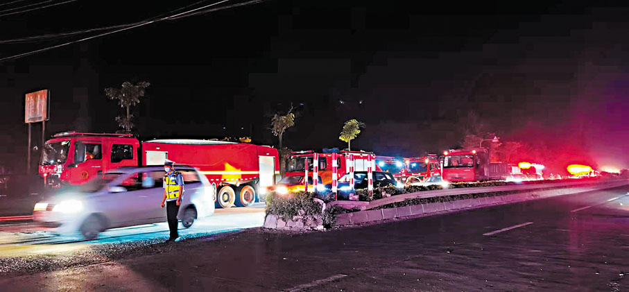 ◆ 梧州墜機現場附近，大量救護車等待進入現場。救援工作臨時封鎖了道路，車輛排起長龍。  香港文匯報記者蘇征兵 攝