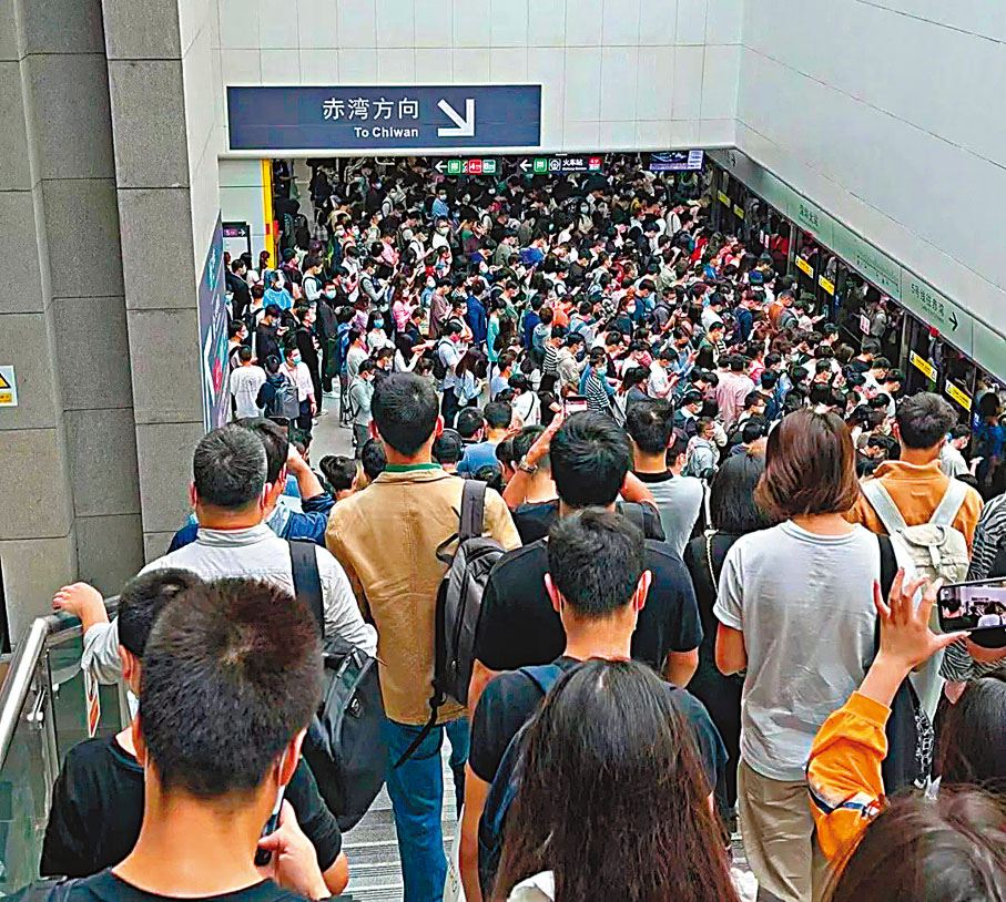 ◆3月21日，上班早高峰期間，深圳北地鐵站擠滿了乘客。 受訪者供圖