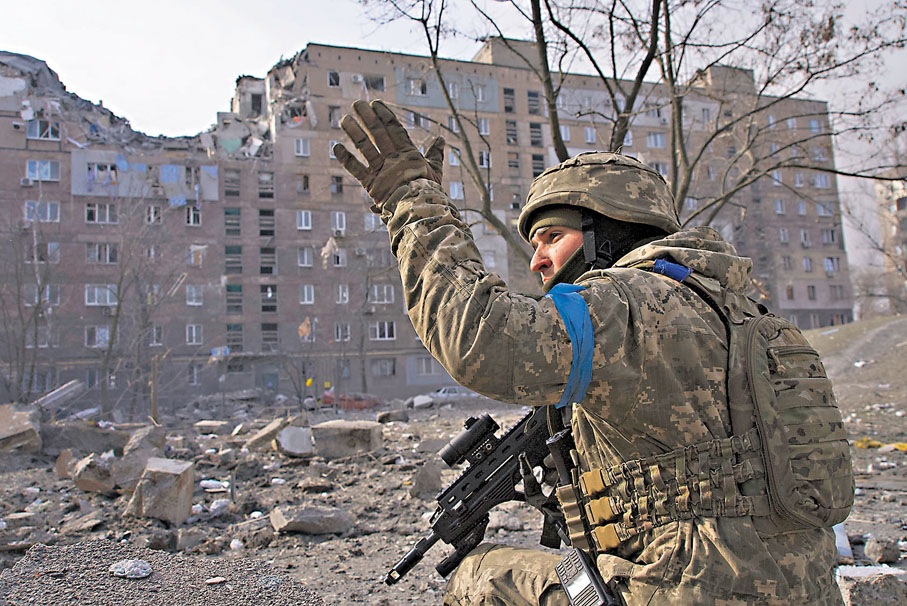◆3月12日，烏兵守衛馬里烏波爾。 美聯社