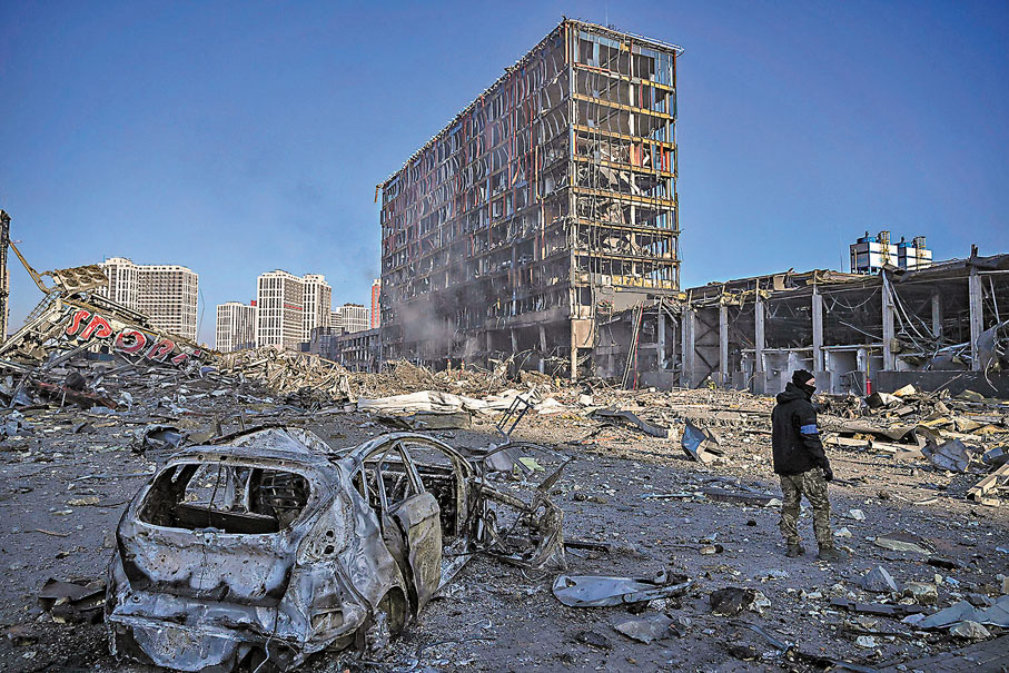 ◆烏軍士兵昨日在基輔一座被炸毀的購物中心外巡視。 法新社