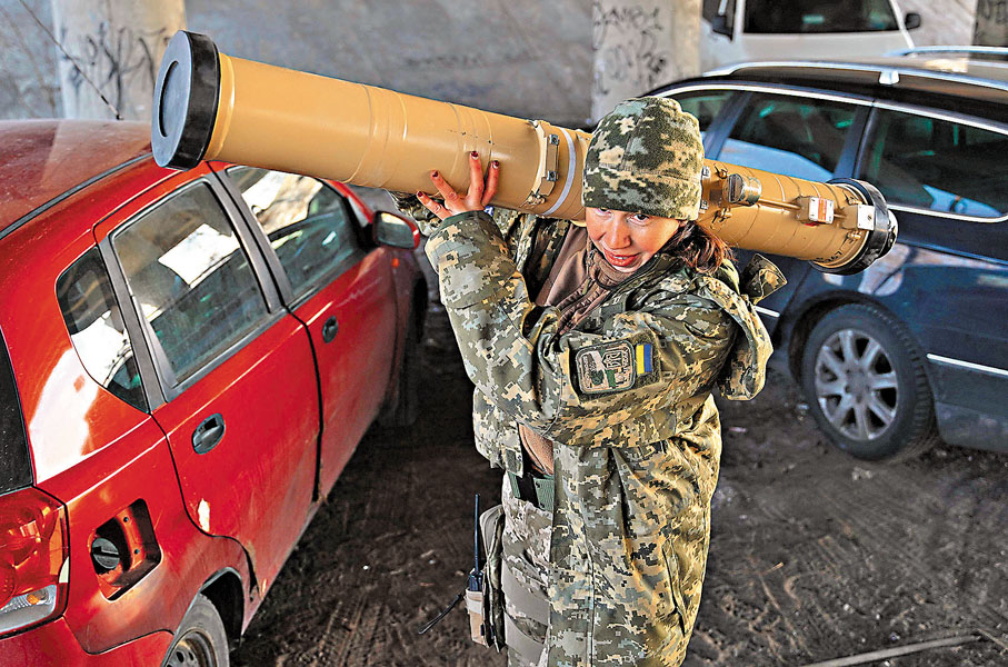 ◆烏兵手持反坦克武器。法新社