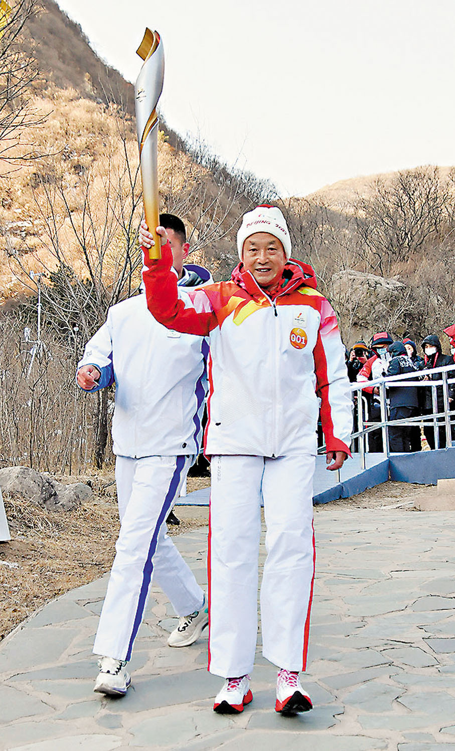 ◆3月2日，火炬手夏伯渝在進行火種火炬傳遞。 新華社