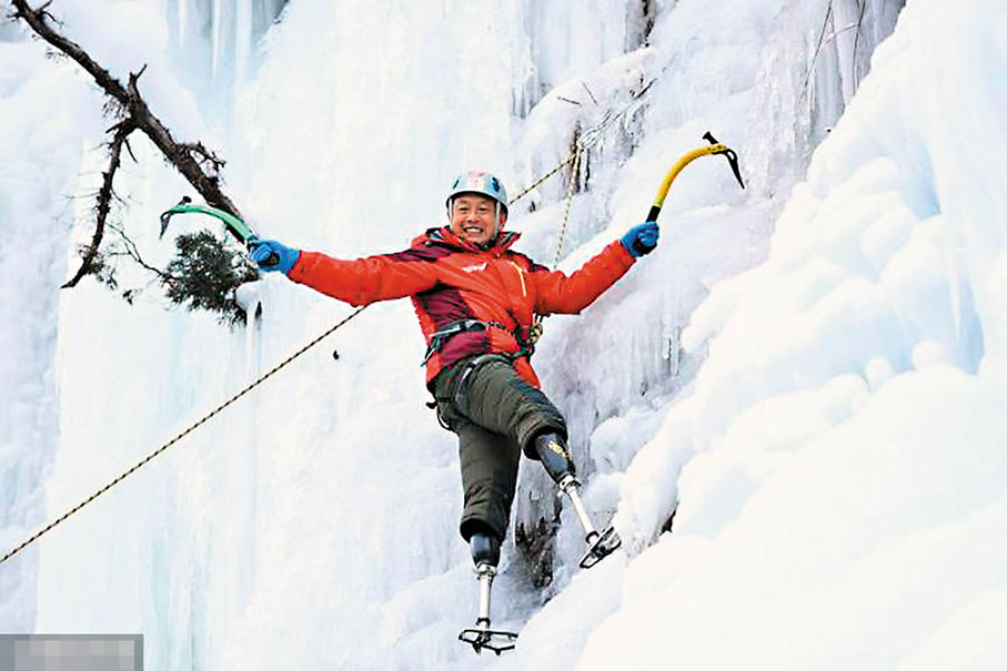 ◆夏伯渝69歲時成功登頂珠峰，並成為最年長登頂珠峰的殘疾人。 資料圖片