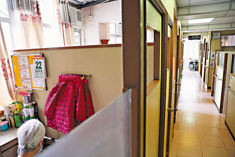 ◆院舍房與房之間隔板並未伸延至天花，染疫院友排出的空氣可散播到走廊。 香港文匯報記者  攝
