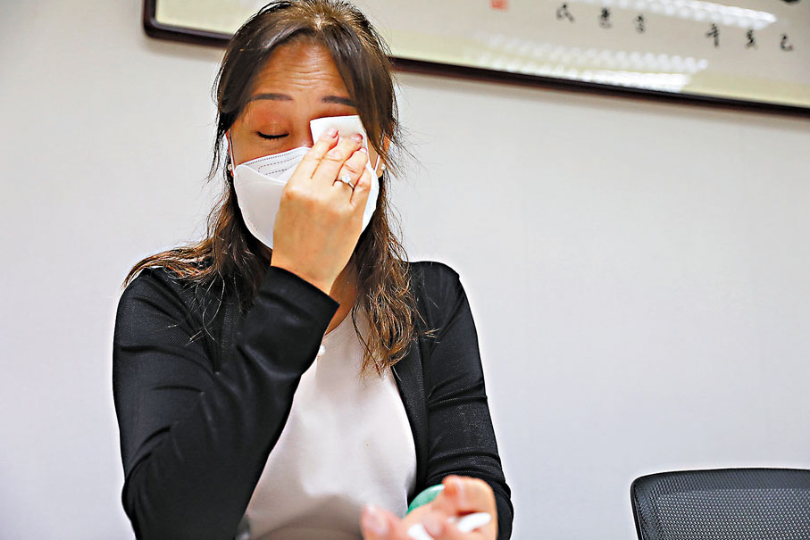 ◆安老院負責人陳萍如表示，醫院將未呈陰的長者送回院舍，部分長者出院不久病情惡化死亡。 香港文匯報記者  攝