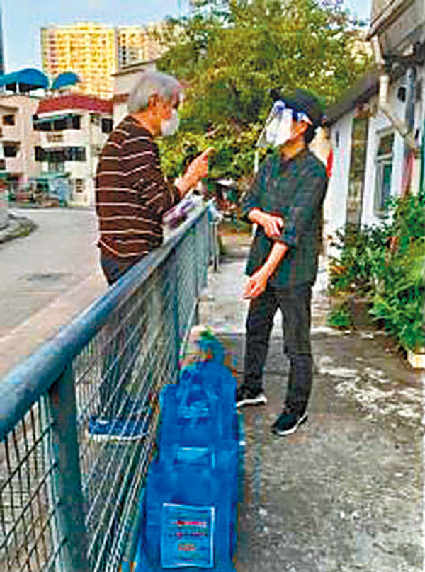 ◆在派發物資路上，居民叮囑潘國山（右）要保重身體。