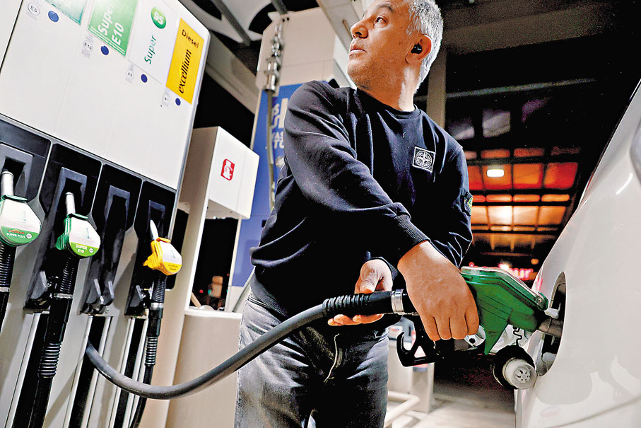 ◆歐洲難以承受失去俄國能源的後果。圖為德國司機入油。美聯社