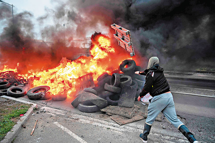 ◆法國漁民示威抗議燃油價格飆升。 法新社