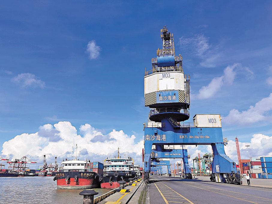 ◆ 由於香港疫情影響，一些原本經香港出口的貨物轉向了深圳鹽田港、蛇口港和廣州南沙港等發貨。圖為廣州南沙港。 資料圖片