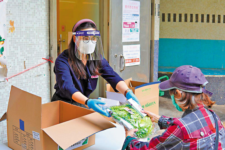 ◆郭宣彤（左）遞送物資予有需要居民。  受訪者供圖