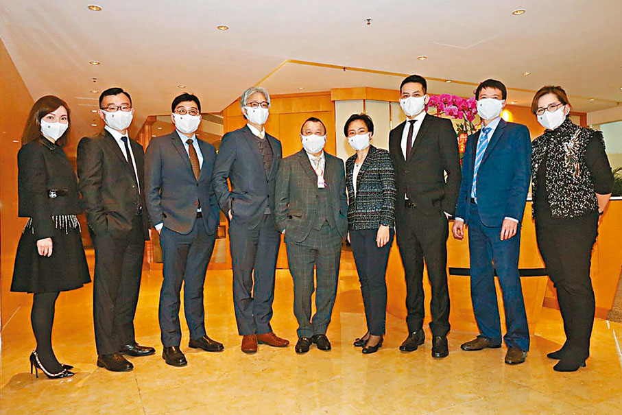 ◆ 蕭世和（左四）預料今年TVB的廣告收入可上升。左五為總經理（節目內容營運）曾志偉，右三為電商業務群總裁岑廸贊。