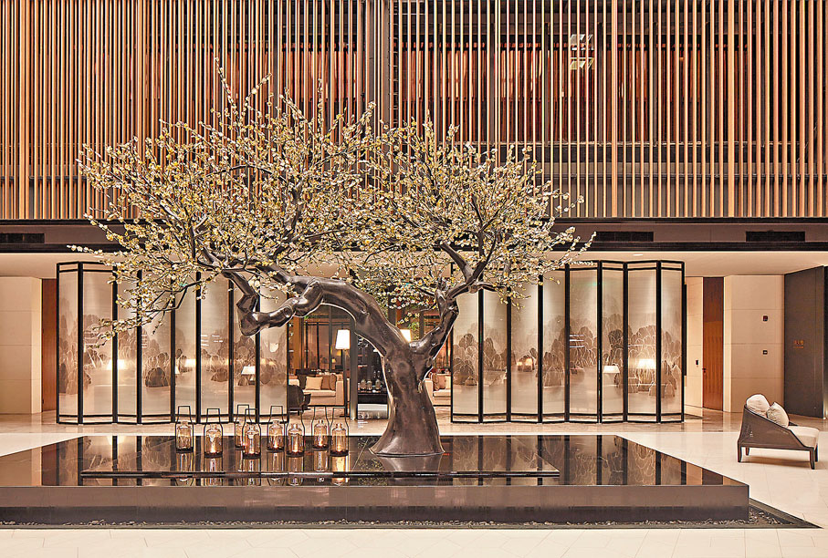 ◆在涵碧樓的大堂中央的鎏金梅樹