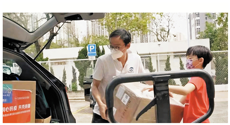 ◆「抗疫父子兵」義工為安老院舍送物資。 全港抗疫義工同盟圖片