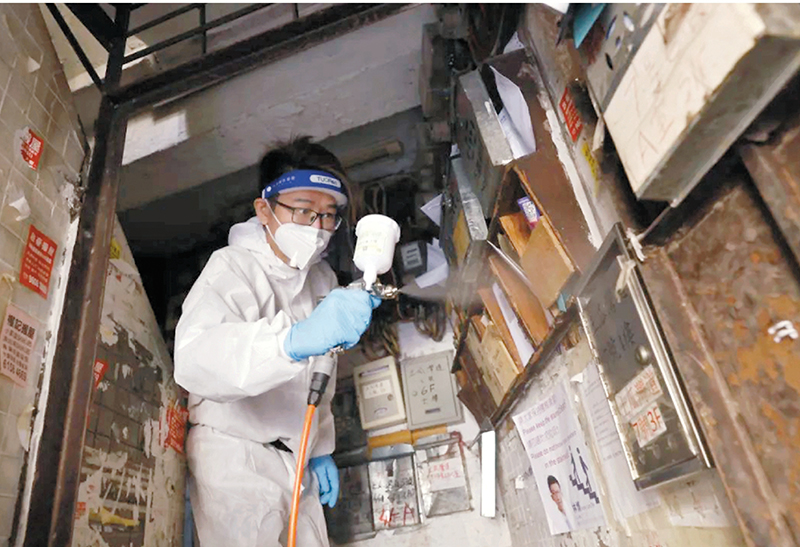 ◆義工為土瓜灣啟明街舊樓噴灑消毒塗層。 全港抗疫義工同盟圖片