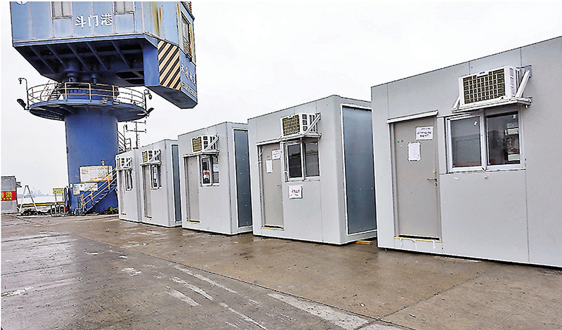 ◆在珠海斗門港碼頭上，一排永久性隔離設施並排放着。 香港文匯報記者盧靜怡  攝