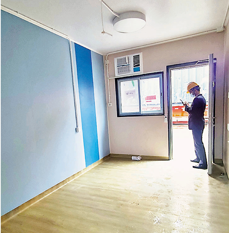 ◆永久性隔離設施內，已經鋪設好木地板，安裝好吊燈、空調、熱水器等家電設施，運輸到香港通電即可使用。 香港文匯報記者盧靜怡  攝