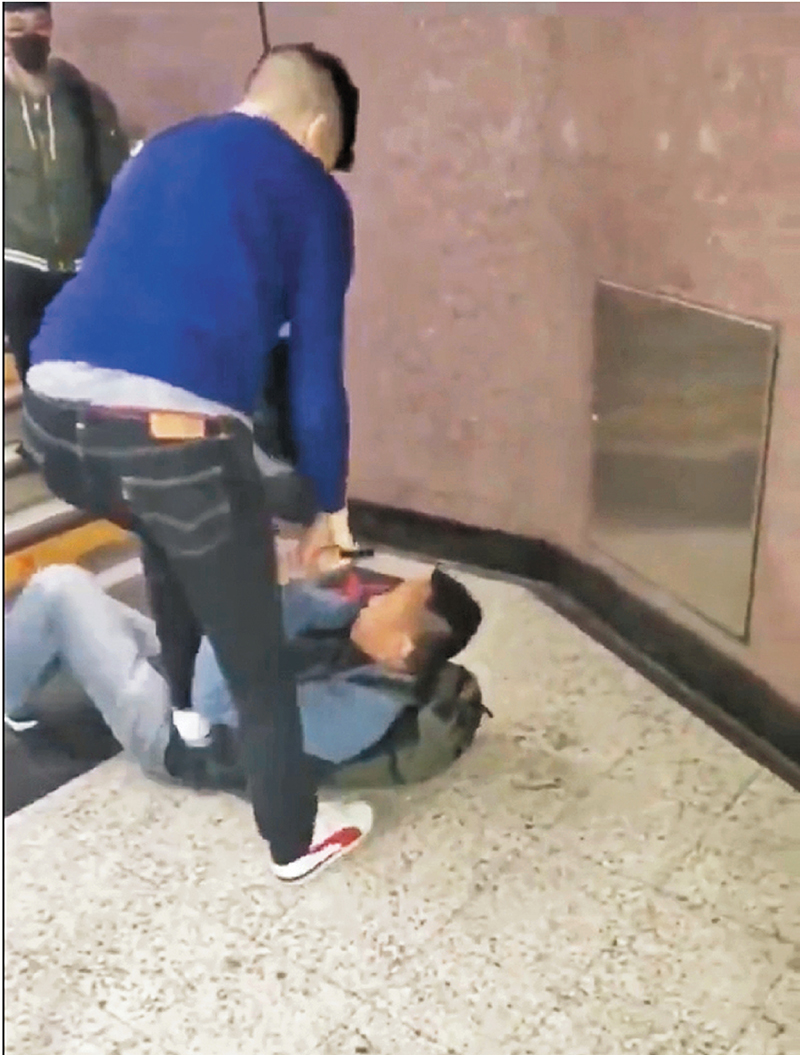 ◆美籍律師腳踩便衣警肚腹及搶伸縮警棍。 資料圖片